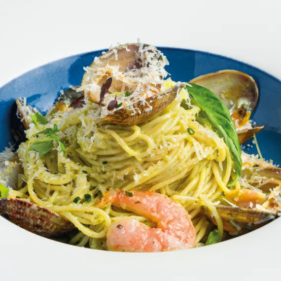 Паста капеллини с вонголе и креветками