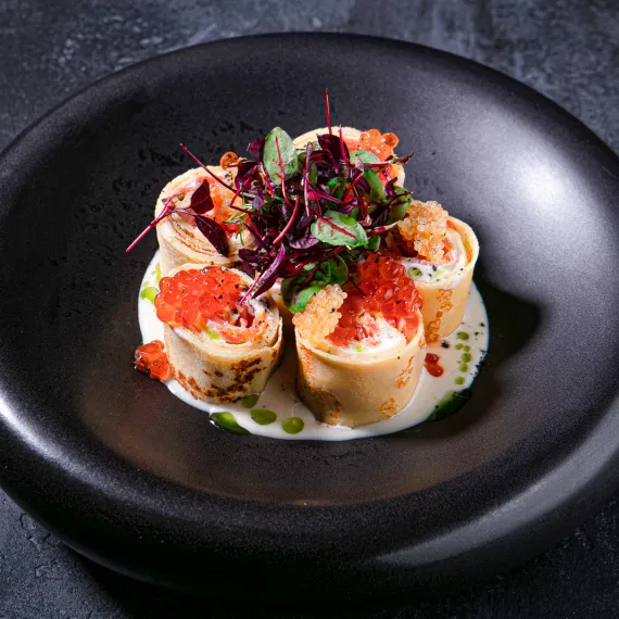 Блины с лососем и красной икрой