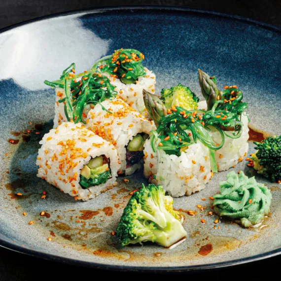 Ролл с овощами и салатом чука с ореховым соусом