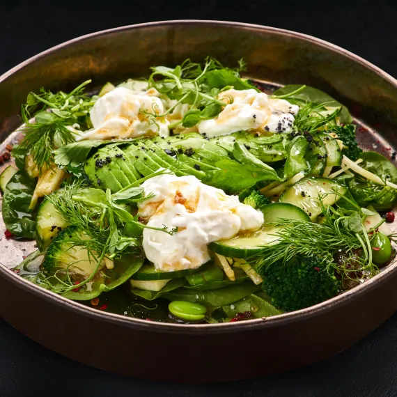 Большой зеленый салат и страчателла