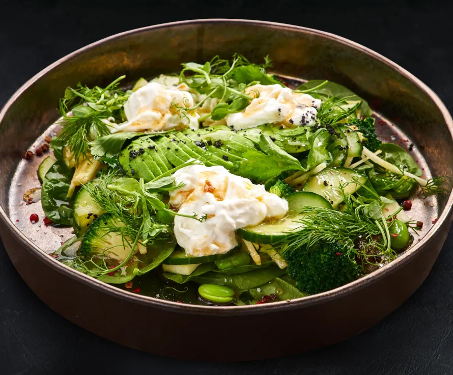 Green salad with stracciatella