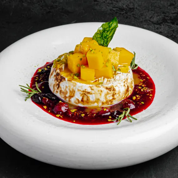 Камамбер с манго и вишнёвым соусом