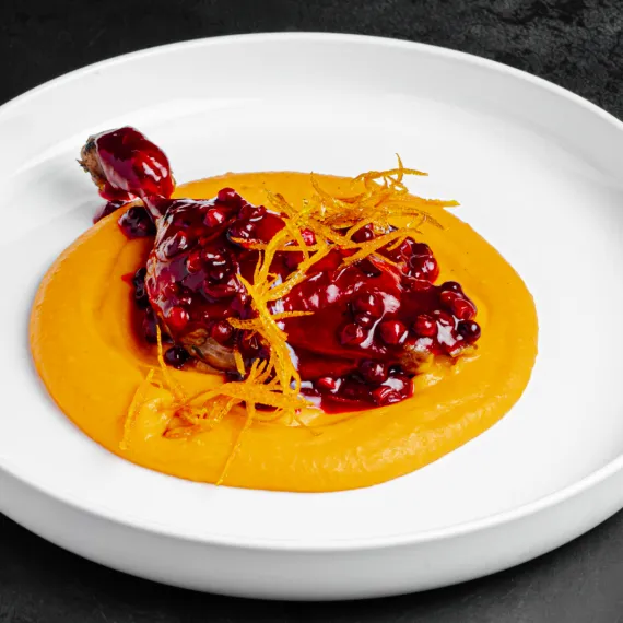 Томлёная утиная ножка конфи с пюре из корнеплодов