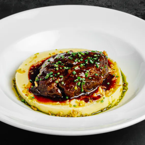 Говяжьи щёчки с картофельным пюре