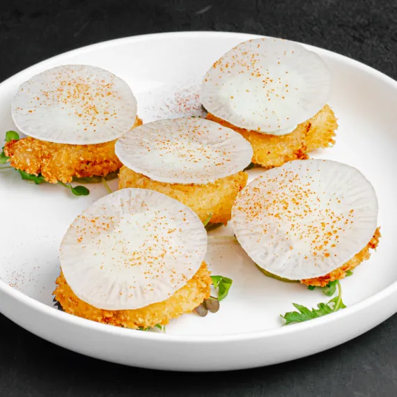 Хрустящие креветки с муссом имбирный васаби и лепестками дайкона