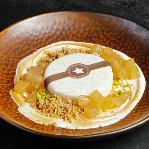 Чизкейк с сыром бри, грушей и орехами