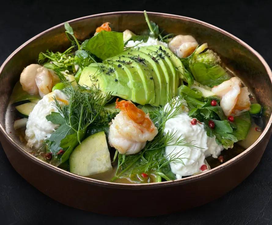 Green salad with stracciatella with shrimp
