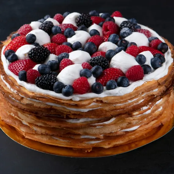 Блинный торт с ягодами (предзаказ за 24 ч.)